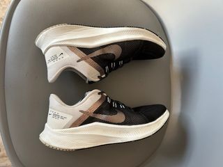 Tenis Nike para correr negros y dorados
