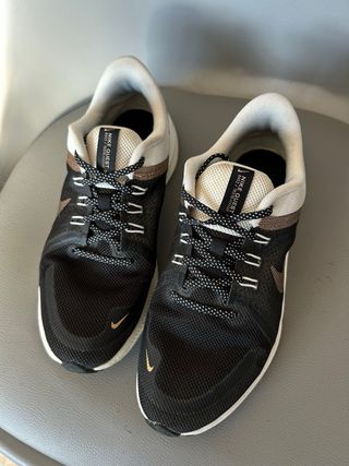Tenis Nike para correr negros y dorados