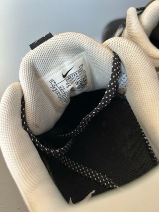Tenis Nike para correr negros y dorados