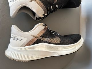 Tenis Nike para correr negros y dorados