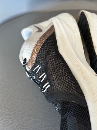 Tenis Nike para correr negros y dorados