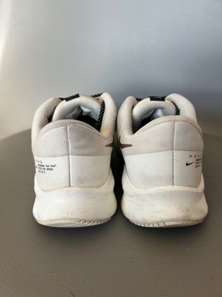 Tenis Nike para correr negros y dorados