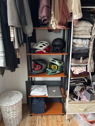 Estantería metálica y madera