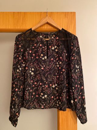 Blusa Bershka floral con encaje. 
