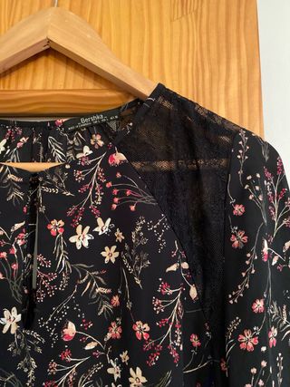 Blusa Bershka floral con encaje. 