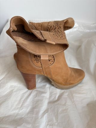 Stivaletti scamosciati traforati tacco