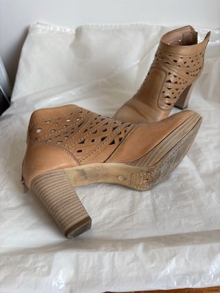 Stivaletti pelle traforati beige