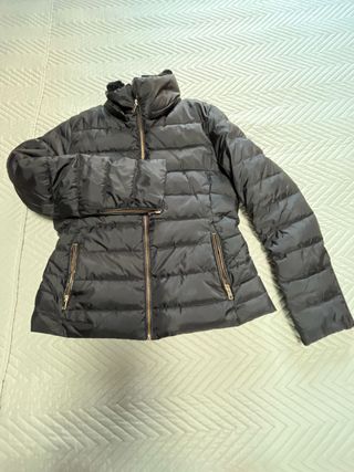 Anorak entallado de plumas