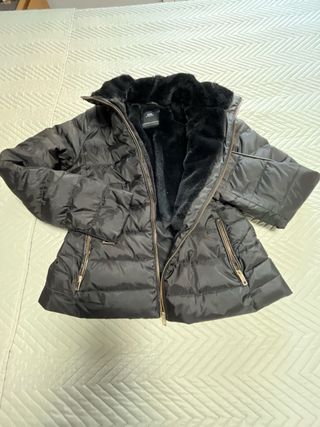 Anorak entallado de plumas