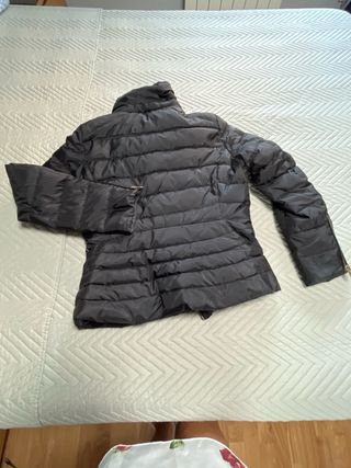 Anorak entallado de plumas