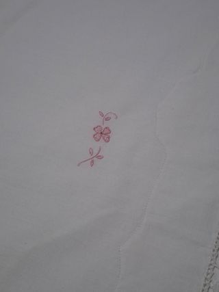 Sábana individual bordada a mano