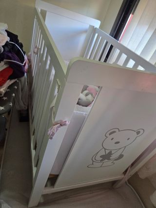 Cuna de bebé blanca con osito
