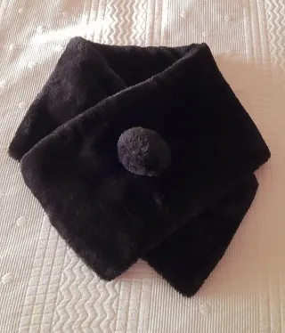 Cuello de pelo negro con pompón