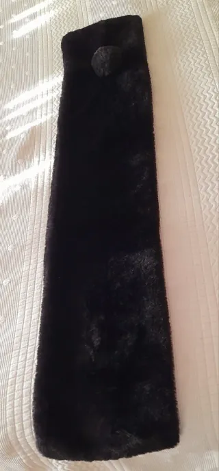 Cuello de pelo negro con pompón