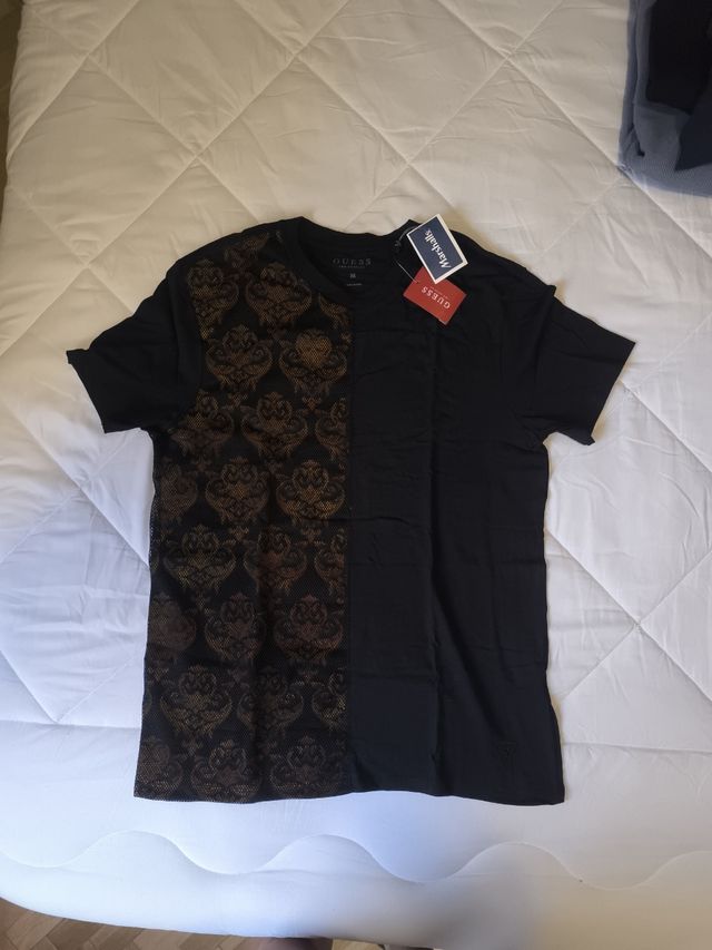 Camiseta Guess Negra con Diseño Dorado Talla M