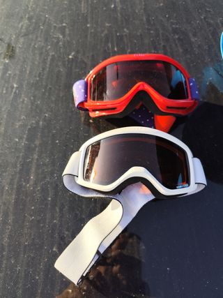 Gafas de esquí y casco
