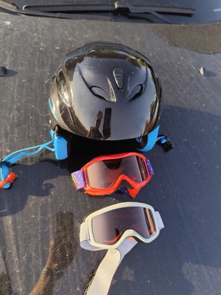 Gafas de esquí y casco