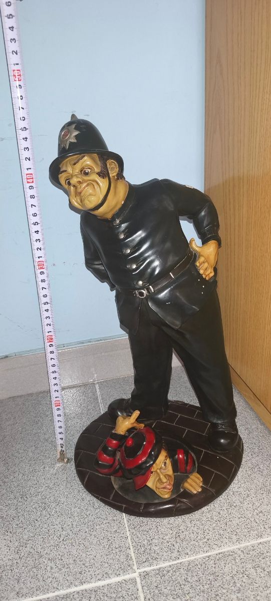 Figura policía y ladrón alcantarilla de Peter Cook