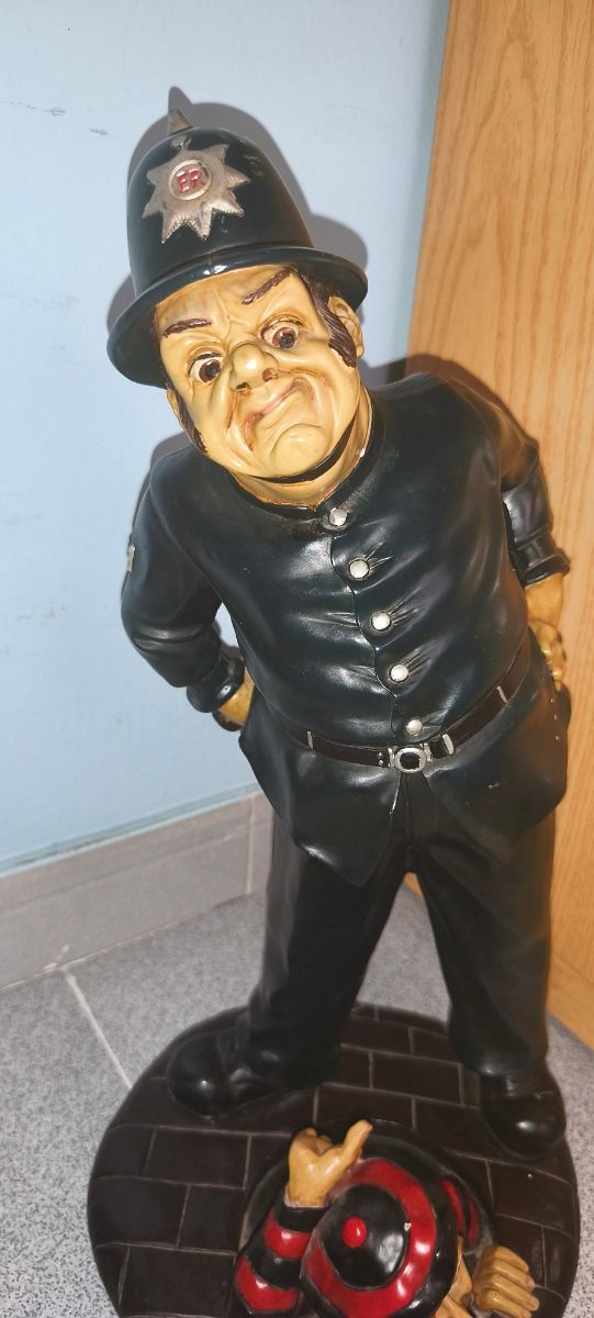 Figura policía y ladrón alcantarilla de Peter Cook