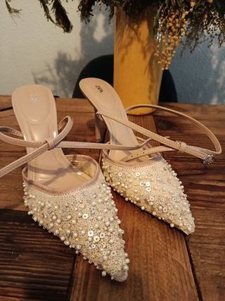 Zapatos de tacón Zara con pedrería