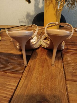 Zapatos de tacón Zara con pedrería