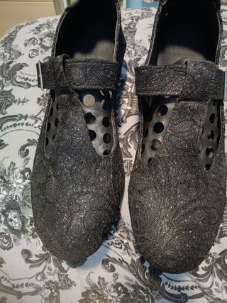 Zapatos de vestir negros.