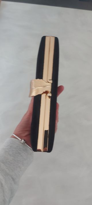 Pochette donna nera con dettaglio foglia oro