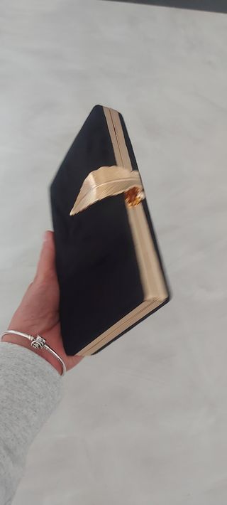Pochette donna nera con dettaglio foglia oro