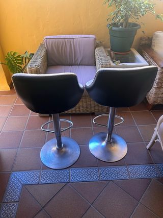 Pareja de taburetes altos negros y plateados