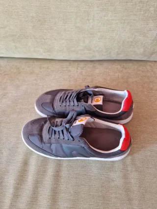 Zapatillas Camper grises con detalles rojos