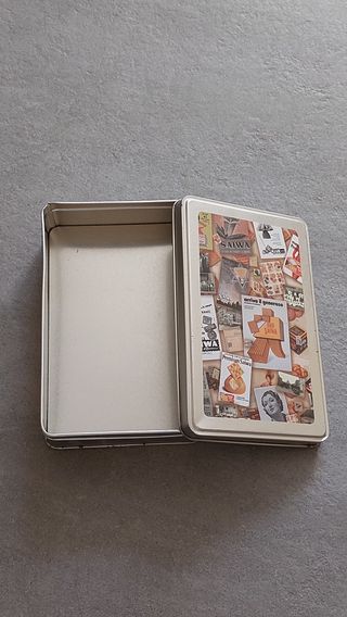 Scatola di latta Saiwa vintage
