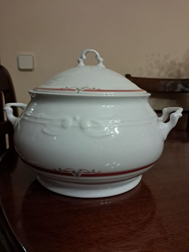 Sopera de porcelana blanca con detalles rojos