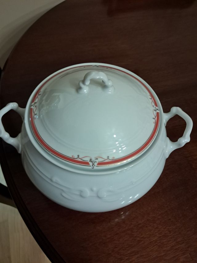 Sopera de porcelana blanca con detalles rojos
