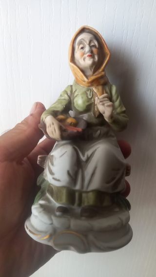 Statuina in ceramica donna con cesto