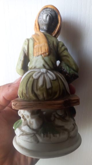 Statuina in ceramica donna con cesto