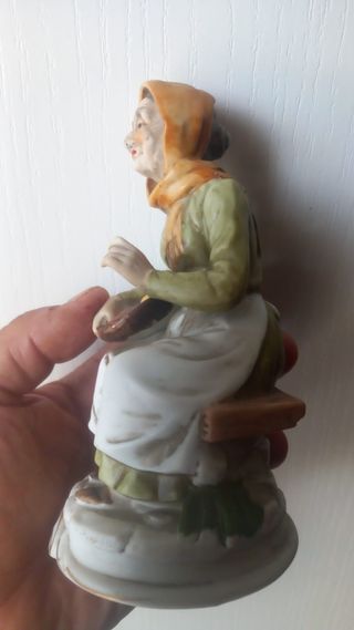 Statuina in ceramica donna con cesto