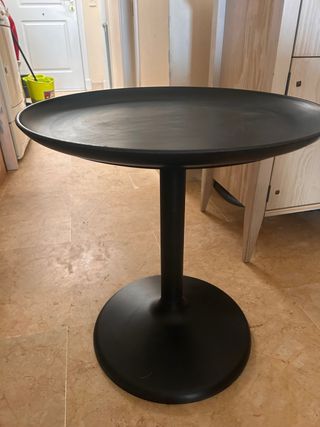 Mesa auxiliar negra estilo moderno