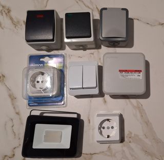 Material eléctrico: enchufes, interruptores y caja
