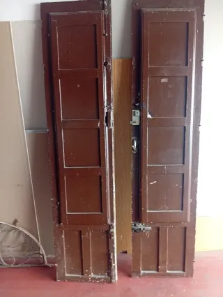 Puertas antiguas madera y reja