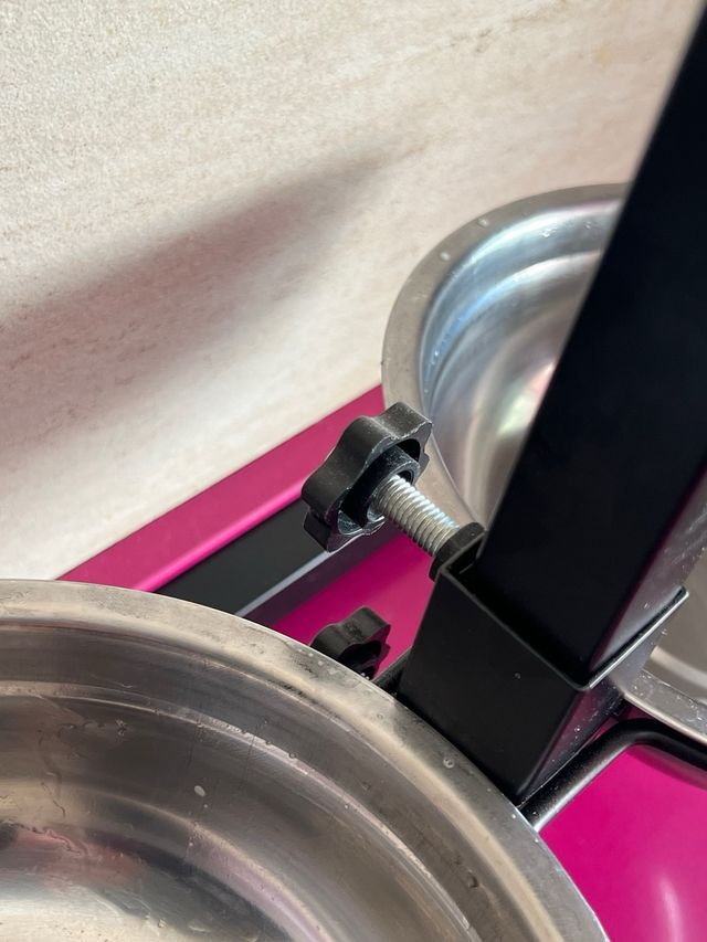 Soporte ajustable con 2 comederos