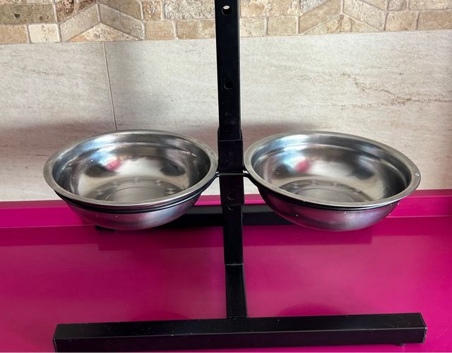 Soporte ajustable con 2 comederos