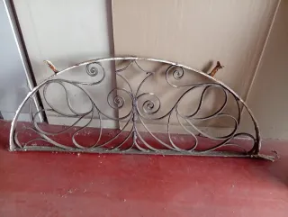 Reja de forja antigua en arco