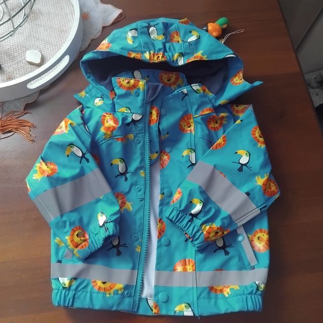 Giacca pioggia bimbo con leoni e tucani