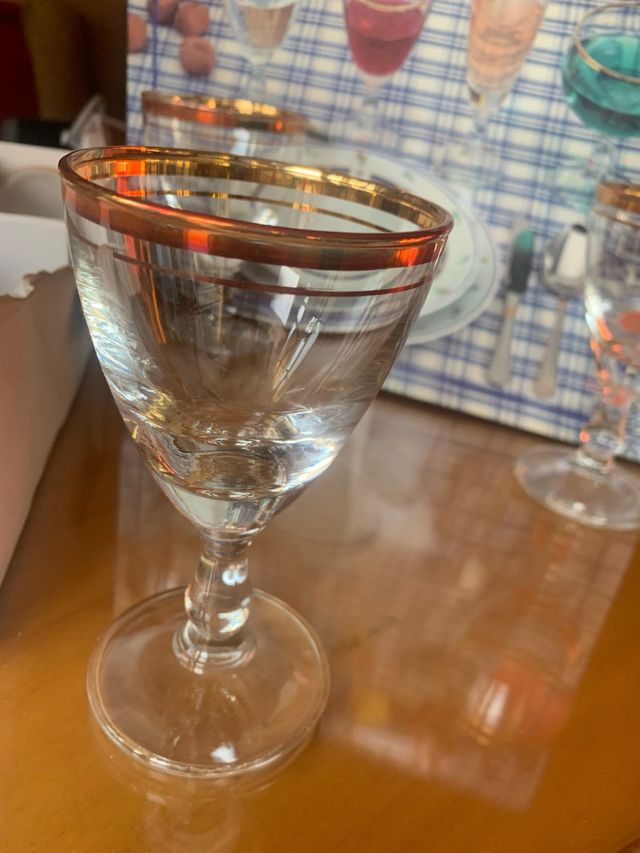 Juego de copas de cristal con borde dorado