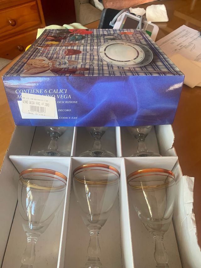 Juego de copas de cristal con borde dorado