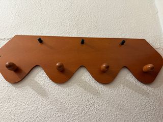 Perchero de madera con diseño ondulado