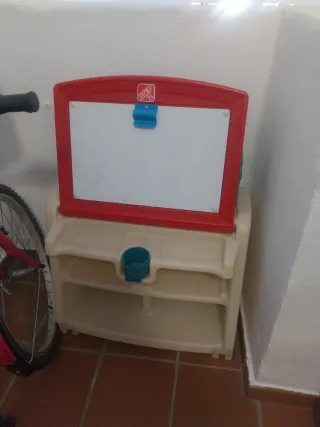 Escritorio infantil Step2 rojo y beige