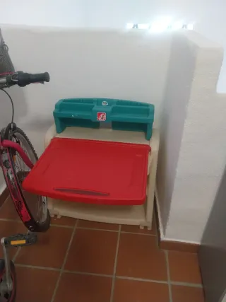 Escritorio infantil Step2 rojo y beige
