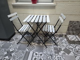 Mesa y 2 Sillas Plegables Blancas