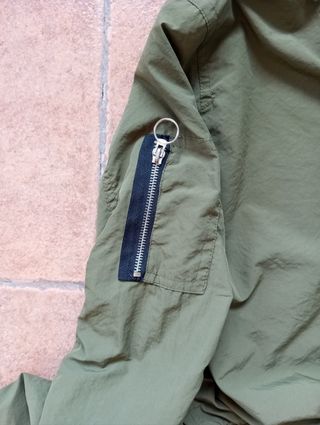 Chaqueta cortavientos Bershka verde